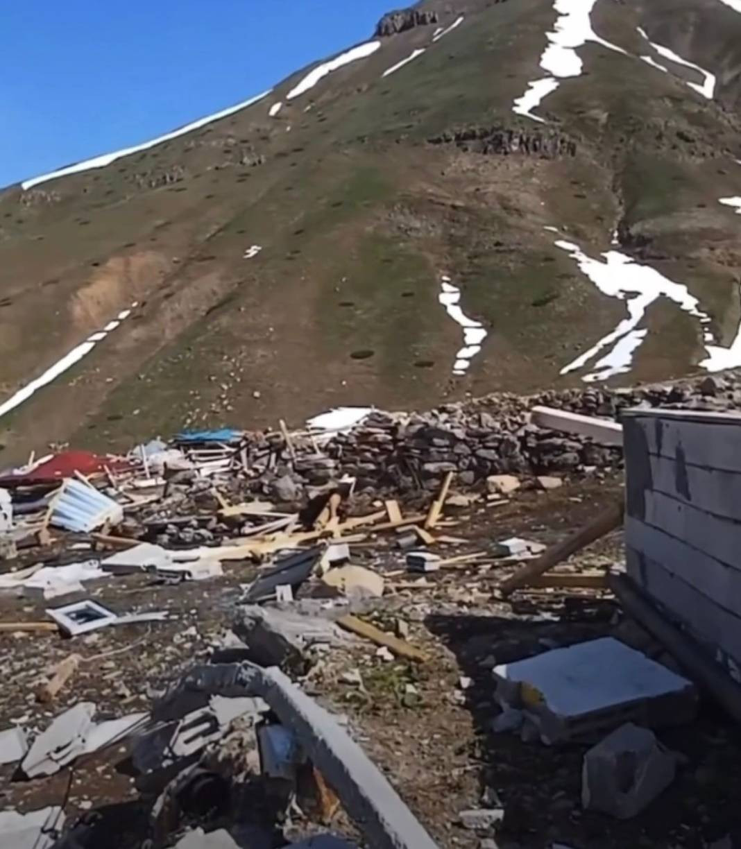 9 ev bir anda yerle bir oldu. Ne deprem ne heyelan - Resim: 2